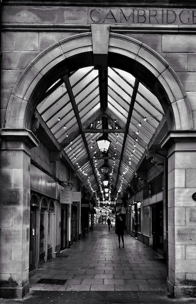 Une femme qui marche dans le couloir.