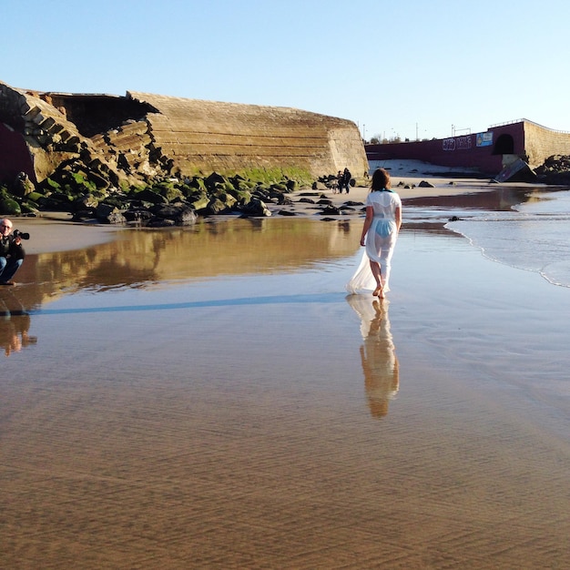 Une femme qui marche dans les eaux peu profondes.