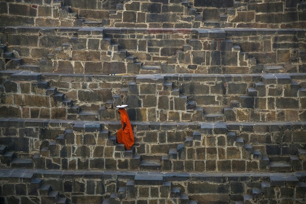 Une femme qui marche dans les escaliers.