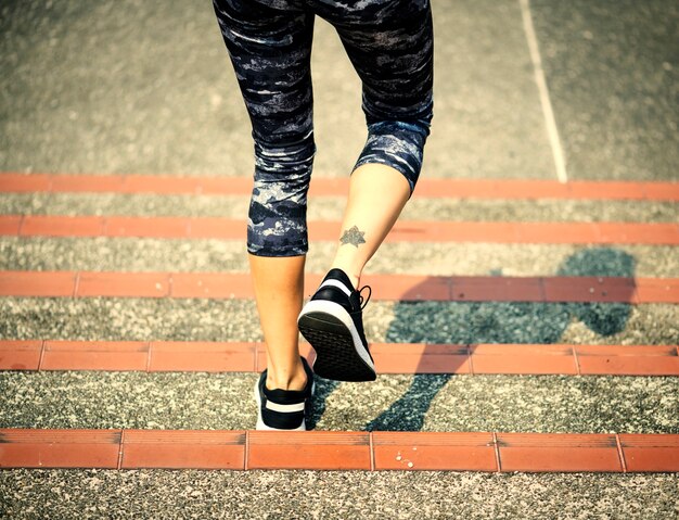 Femme qui marche dans les escaliers