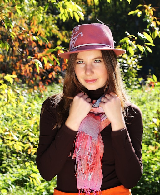 femme qui marche dans le parc en automne