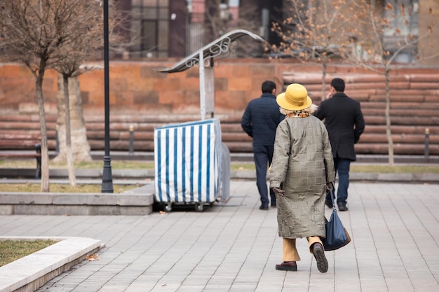 Femme qui marche dans la rue