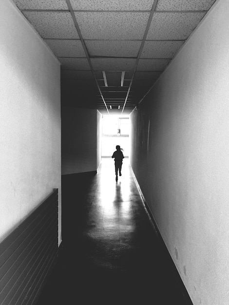 Une femme qui marche dans un tunnel.