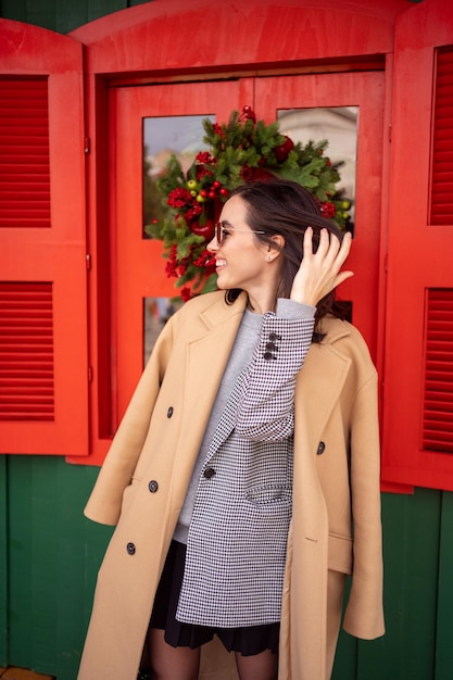 Photo femme qui marche un jour d'hiver ensoleillé ville européenne