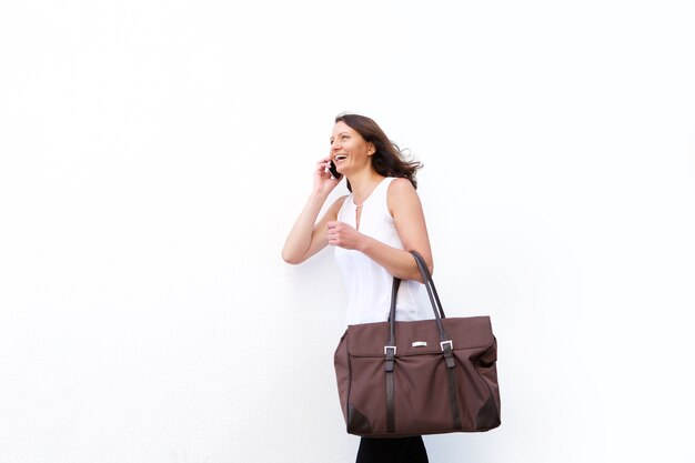 Femme qui marche et parle sur téléphone mobile