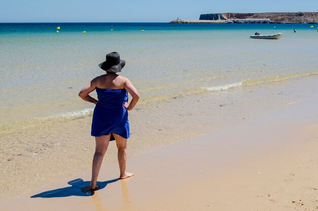 Femme qui marche sur la plage