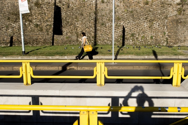 Photo une femme qui marche sur le sentier.