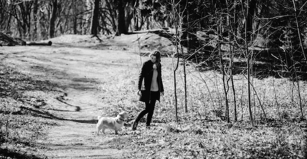 Femme qui marche avec son chien