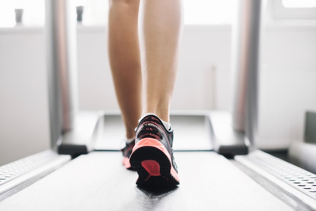 Femme qui marche sur tapis roulant