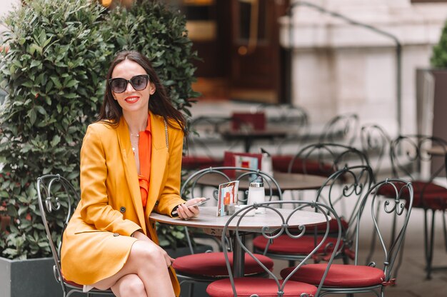 Femme qui marche en ville. Jeune touriste attrayant en plein air dans la ville italienne