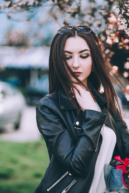 Femme qui marche en ville