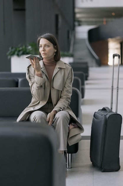 Une femme qui parle au téléphone intelligent.