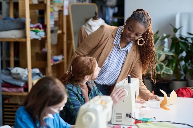 Photo une femme qui parle à une fille pendant un atelier.