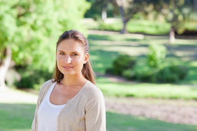 Femme qui passe son temps dans le parc