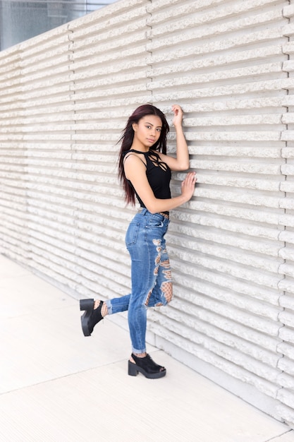 Femme qui pose sur un mur