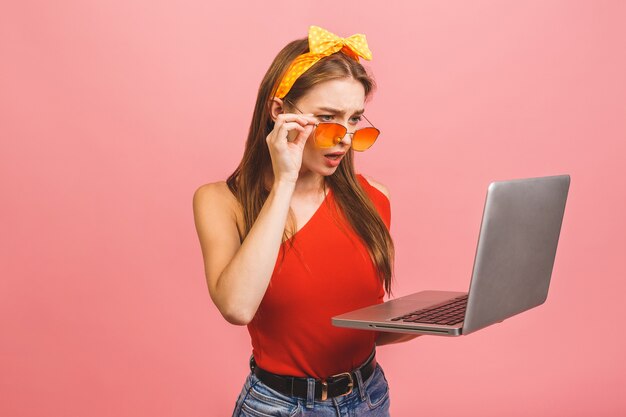 Femme qui pose en studio avec ordinateur portable