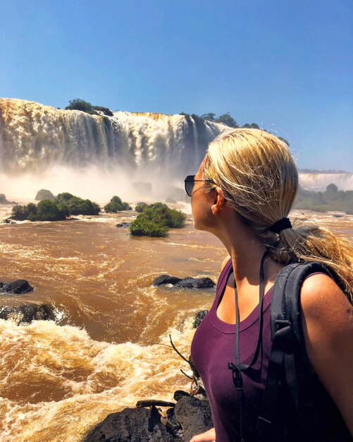 Une femme qui regarde les chutes d'Iguacu