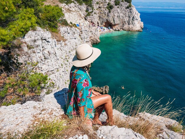 Photo une femme qui regarde la mer