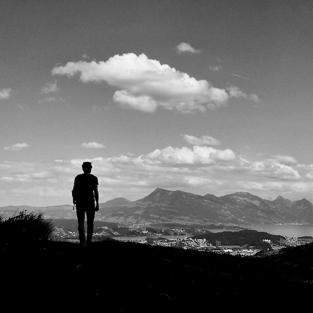 Une femme qui regarde les montagnes