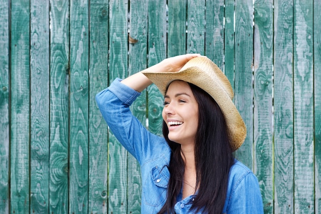 Femme qui rit avec un chapeau de cowboy