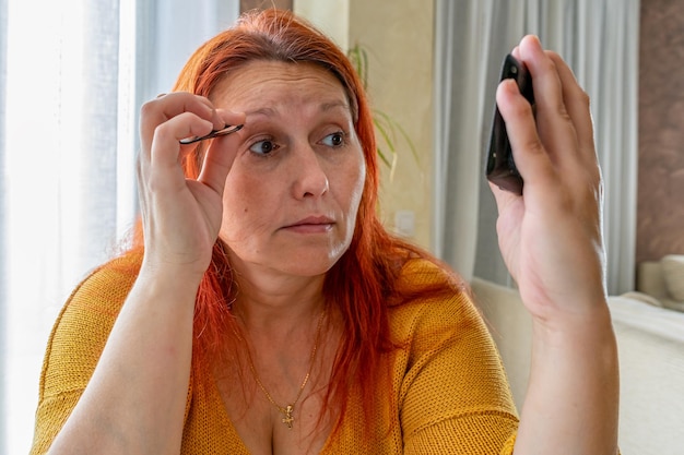 Photo une femme qui s'est maquillée.