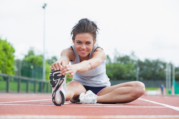 Femme qui s&#39;étend avant la course