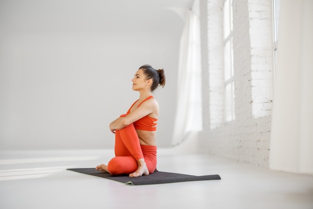 Femme qui s'étend dans une pose de yoga