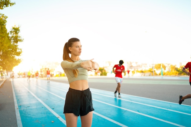 Femme qui s'étire et s'échauffe avant de courir