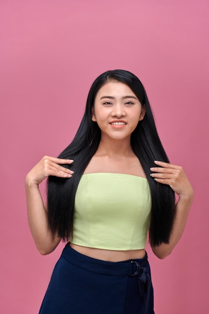 Photo une femme qui s'occupe de ses cheveux