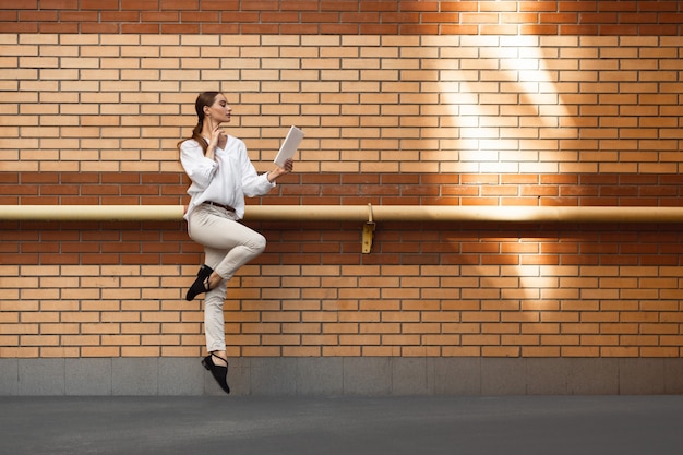 Photo femme qui saute dans la ville, danseuse de ballet