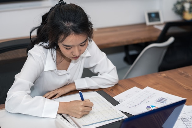 une femme qui se sent épuisée et déprimée