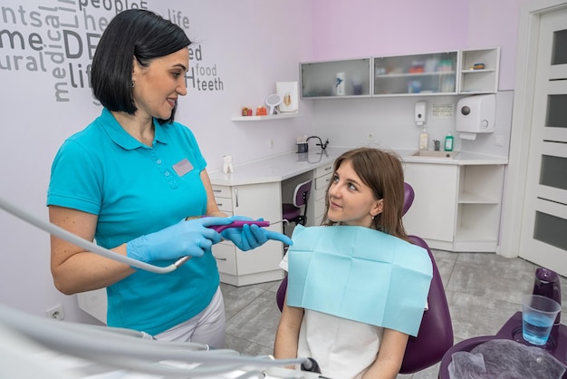 Une femme qui se soucie de la santé de ses dents est venue pour un examen de routine de ses dents