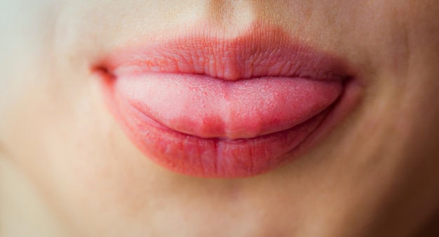 Femme qui sort sa langue