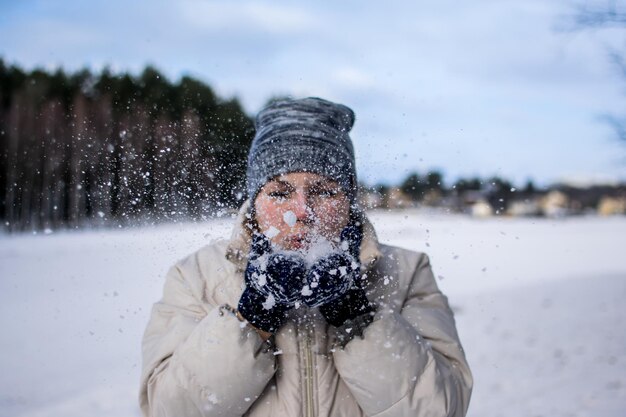 Une femme qui souffle de la neige.