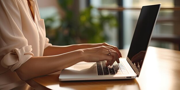 Une femme qui travaille sur un ordinateur portable à table