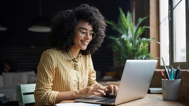 Une femme qui utilise un ordinateur portable pour travailler et se connecter avec d'autres personnes