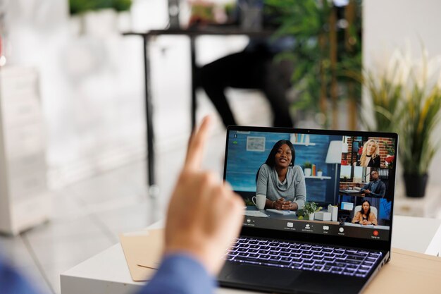 Photo une femme qui utilise un ordinateur portable