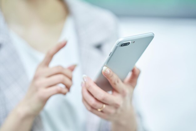 Femme qui utilise un smartphone