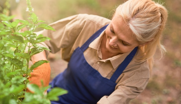 Femme de race blanche d'âge moyen travaillant dans le jardin