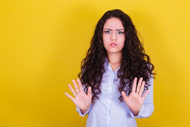 Femme de race blanche brésilienne open palm stop sign aucun souci de soins mécontent de la violence contre les femmes