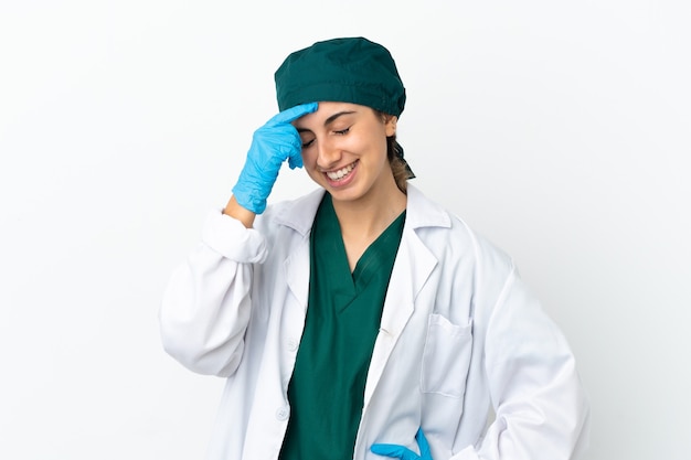 Femme de race blanche chirurgien isolé sur fond blanc en riant