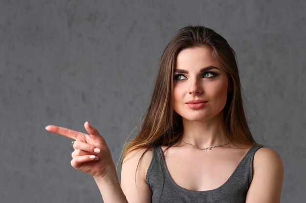 Une femme de race blanche sur fond gris