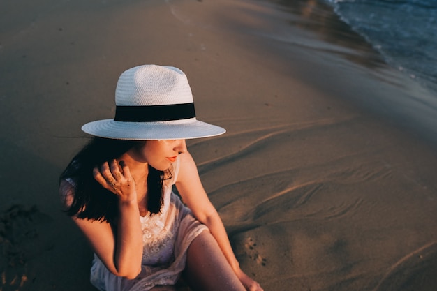 Femme De Race Blanche Se Repose Au Bord De Mer Magnifique