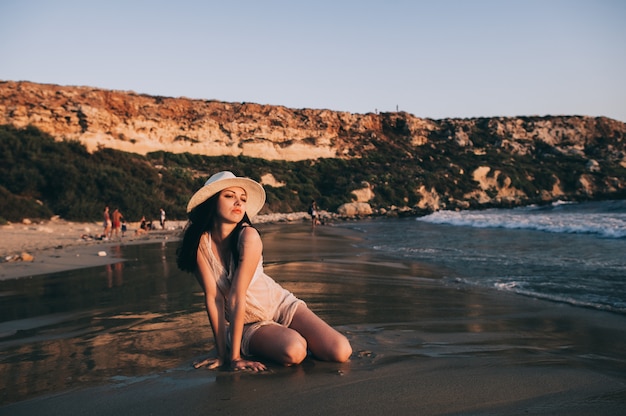 Femme de race blanche se repose au bord de mer magnifique