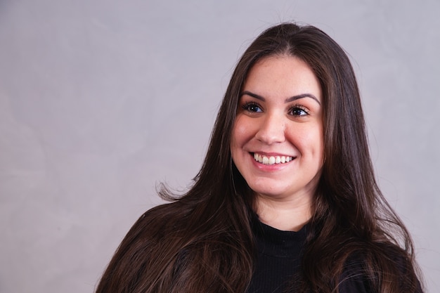 Femme de race blanche de taille plus regardant la caméra. belle femme potelée souriante