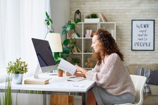 Femme de race mixte dans un bureau moderne