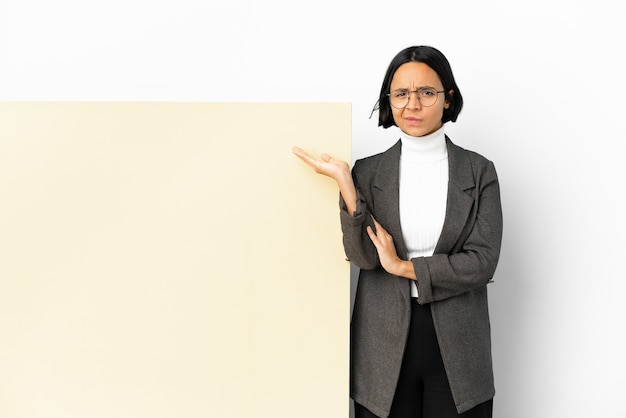 Femme de race mixte jeune entreprise avec une grande bannière sur fond isolé ayant des doutes