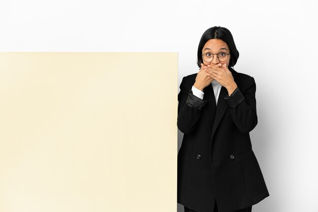 Femme de race mixte jeune entreprise avec une grande bannière sur fond isolé couvrant la bouche avec les mains