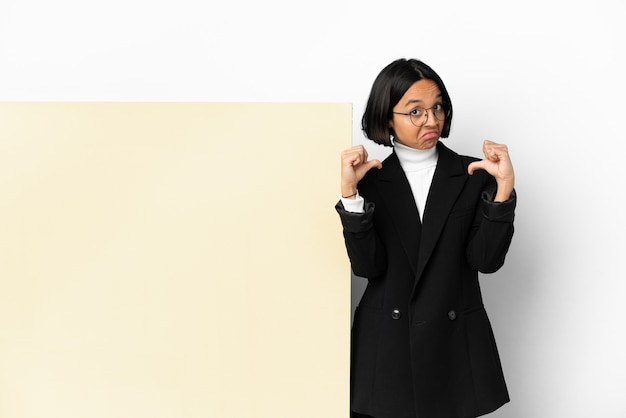 Femme de race mixte jeune entreprise avec une grande bannière sur fond isolé fier et satisfait de lui-même