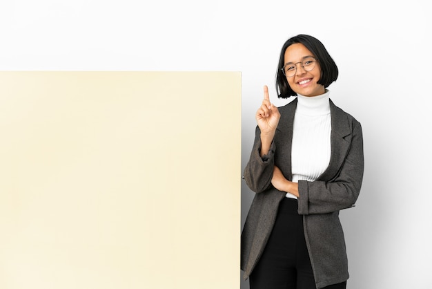 Femme de race mixte jeune entreprise avec une grande bannière sur fond isolé montrant et en soulevant un doigt en signe du meilleur